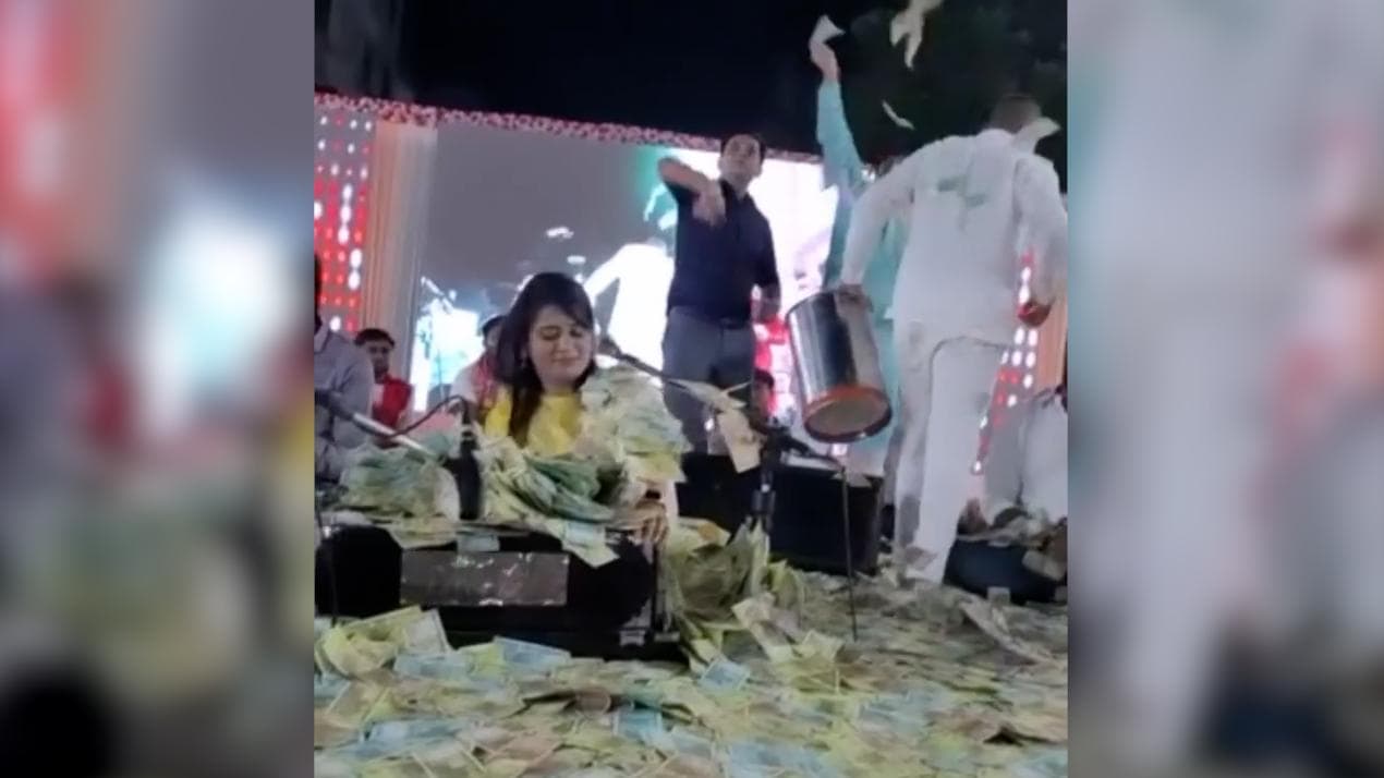 Watch! Gujarati singer Urvashi Radadiya showered with money on stage, video viral