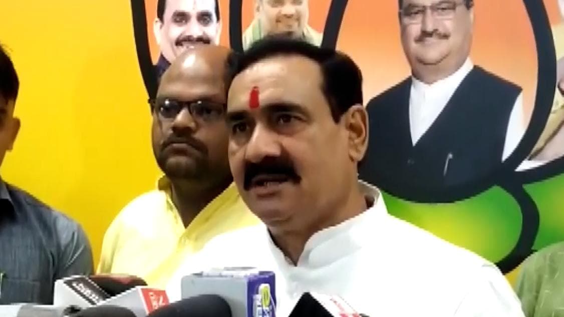 'आश्रम' की टीम से बजरंग दल की मारपीट, MP के गृह मंत्री का उलटा प्रकाश झा से सवाल- आपकी गलती का क्या? 