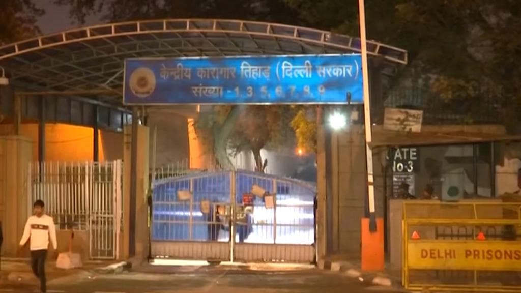 Delhi: रोहिणी कोर्ट में शूटआउट के बाद अब जेलों में गैंगवार की आशंका, तिहाड़ सहित सभी जेलों में हाई अलर्ट