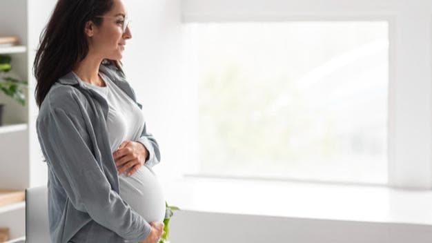 कोरोना का टीका लगवा चुकीं गर्भवती महिलाएं शिशुओं को दे सकती हैं सुरक्षा: स्टडी