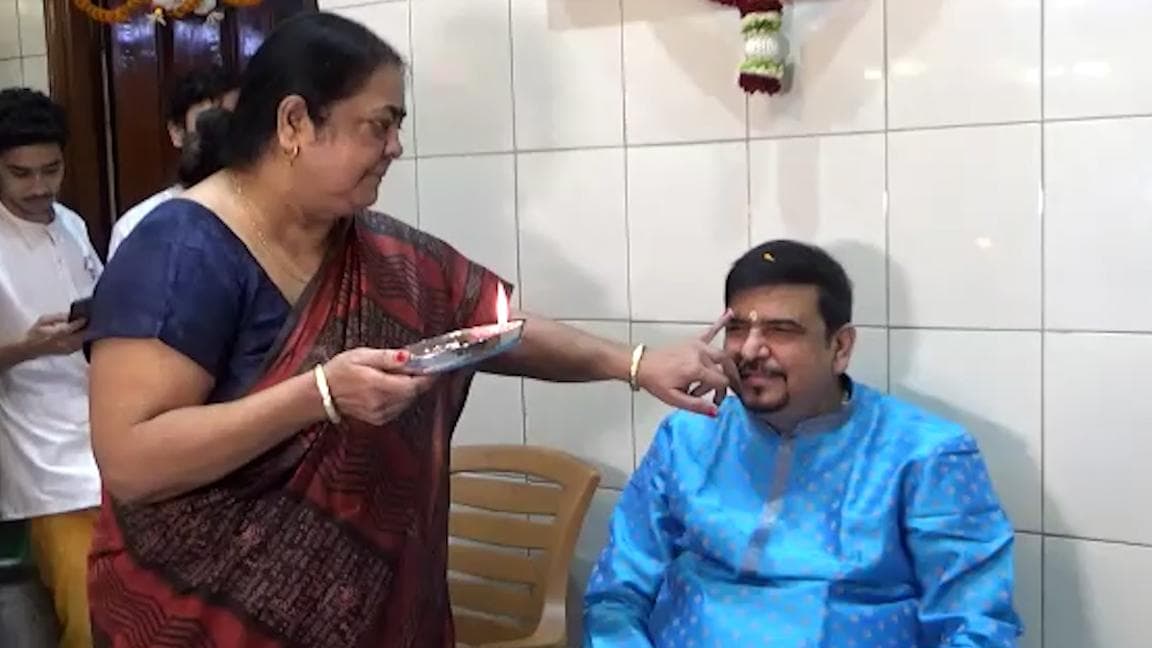 Bhaifota 2021 : লেকটাউনের বাড়িতে বড়দির কাছে ভাইফোঁটা নিলেন মন্ত্রী সুজিত বসু