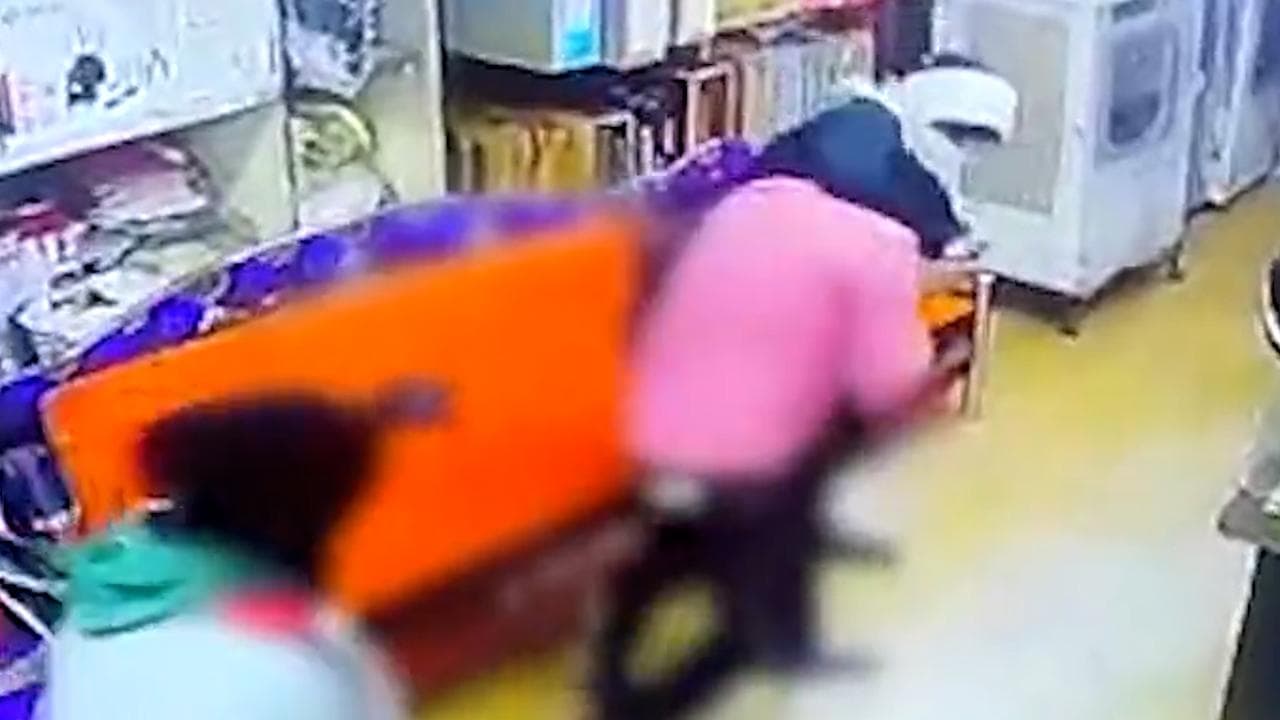 Maharashtra: लुटेरों ने तलवार से हमला कर दुकानदार की ली जान, घटना CCTV में कैद 
