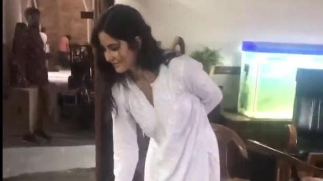 Suryawanshi: Katrina Kaif ने फिल्म की शूटिंग के दौरान झाड़ू से की थी Akshay की पिटाई, देखिए वायरल वीडियो 