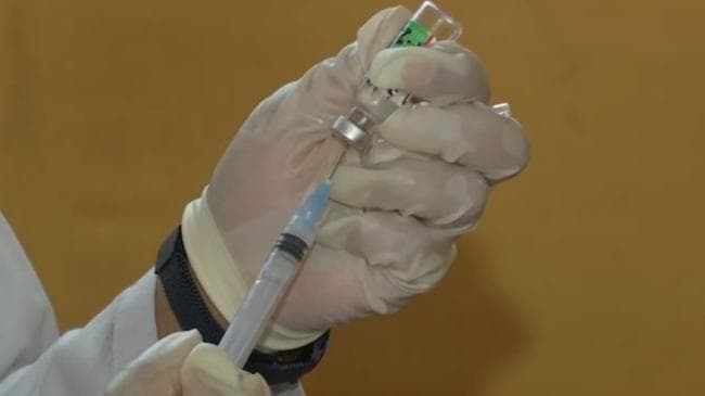 Vaccination: राज्यों के पास 10 करोड़ से ज्यादा वैक्सीन का स्टॉक, अबतक दीं कुल 100 करोड़ खुराकें