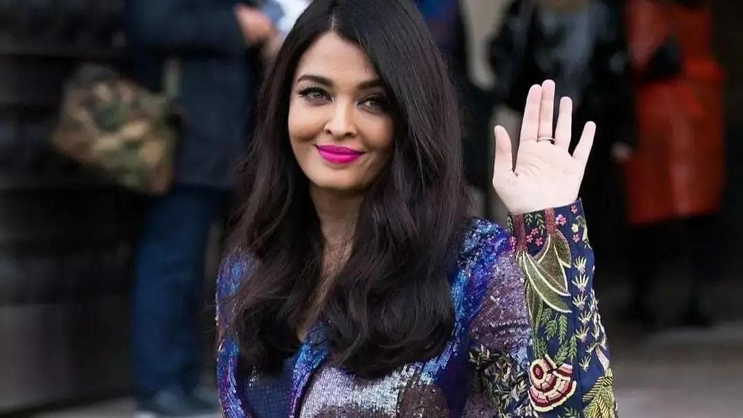 Paris Fashion Week के दूसरे दिन भी छाई रहीं ऐश्वर्या राय, देखें Video