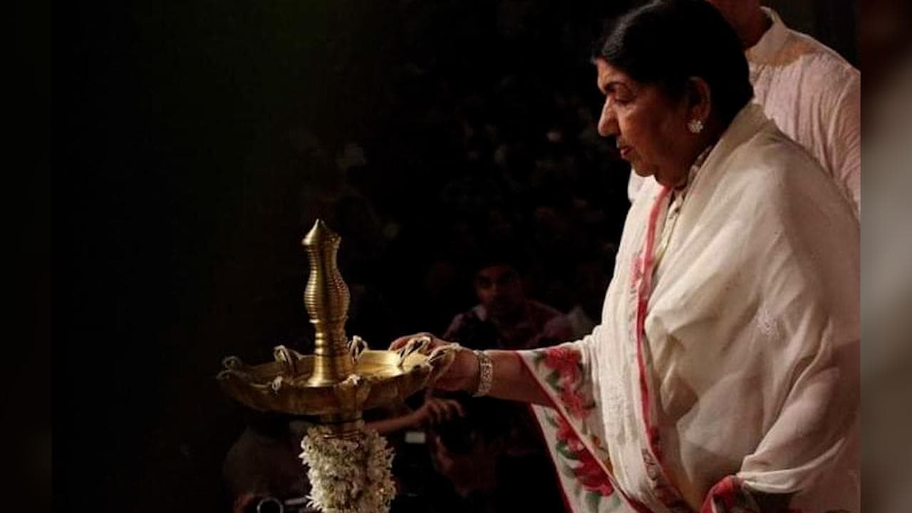 Lata Mangeshkar health update: করোনার সঙ্গে নিউমোনিয়া, মুম্বইয়ে হাসপাতালে ভর্তি লতা, আরোগ‍্য কামনায় মমতা
