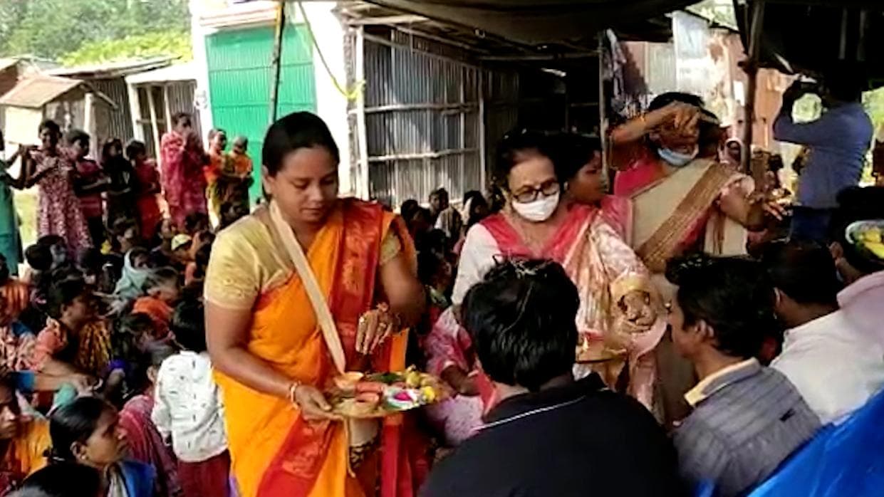 Shyambati Bhaifota: প্রতিবছরের মতো এবছরও শান্তিনিকেতনের শ্যামবাটিতে ধুমধাম করে বসল গণ ভাইফোঁটার আসর