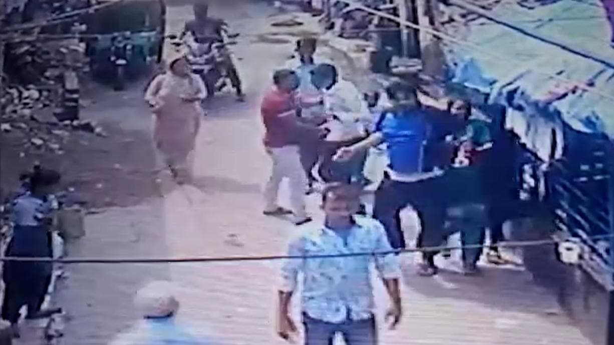 Howrah Advocate attack: দিনেদুপুরে হাওড়ায় প্রকাশ্য রাস্তায় চপারের কোপ আইনজীবীকে