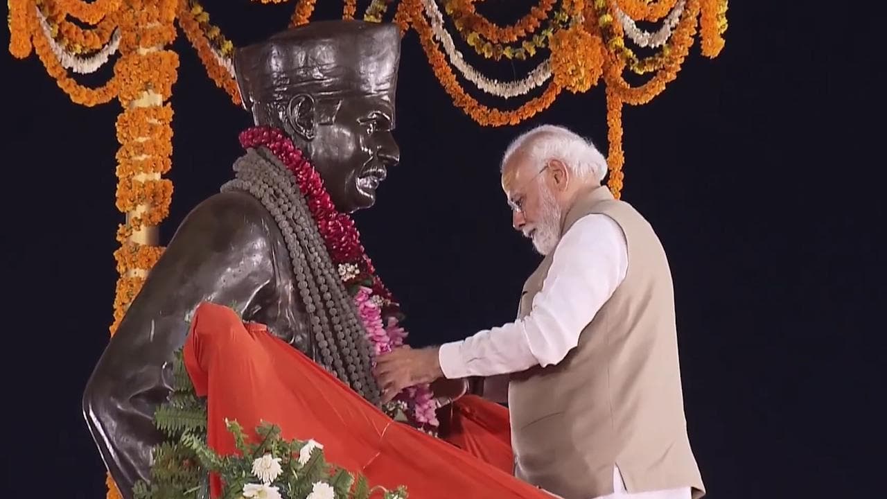 Varanasi: PM Modi vs Akhilesh's roadshow; PM's tea stall trip, Kashi Vishwanath prayers before last phase