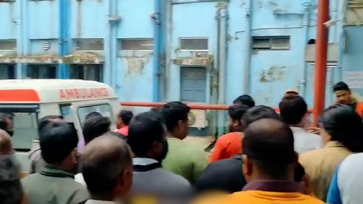 TMC: তৃণমূল প্রার্থীর স্বামীকে লক্ষ্য করে গুলি দিনহাটায়, দোষীদের শাস্তির দাবিতে থানা ঘেরাও তৃণমূলের