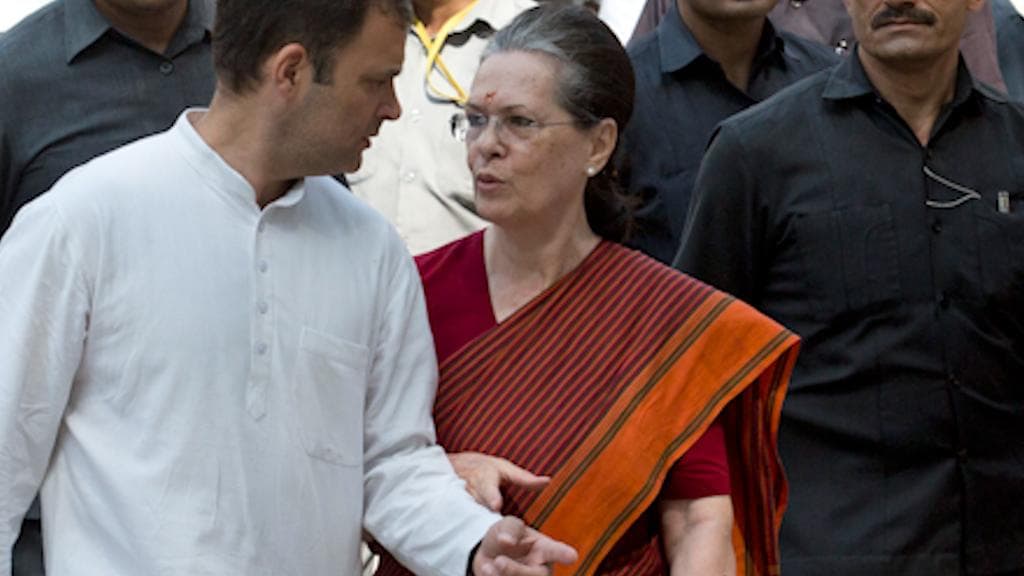 Sonia Gandhi: সনিয়াকে প্রধানমন্ত্রী হতে বাধা দিয়েছিলেন রাহুল, নতুন তথ্য জানালেন সাংবাদিক