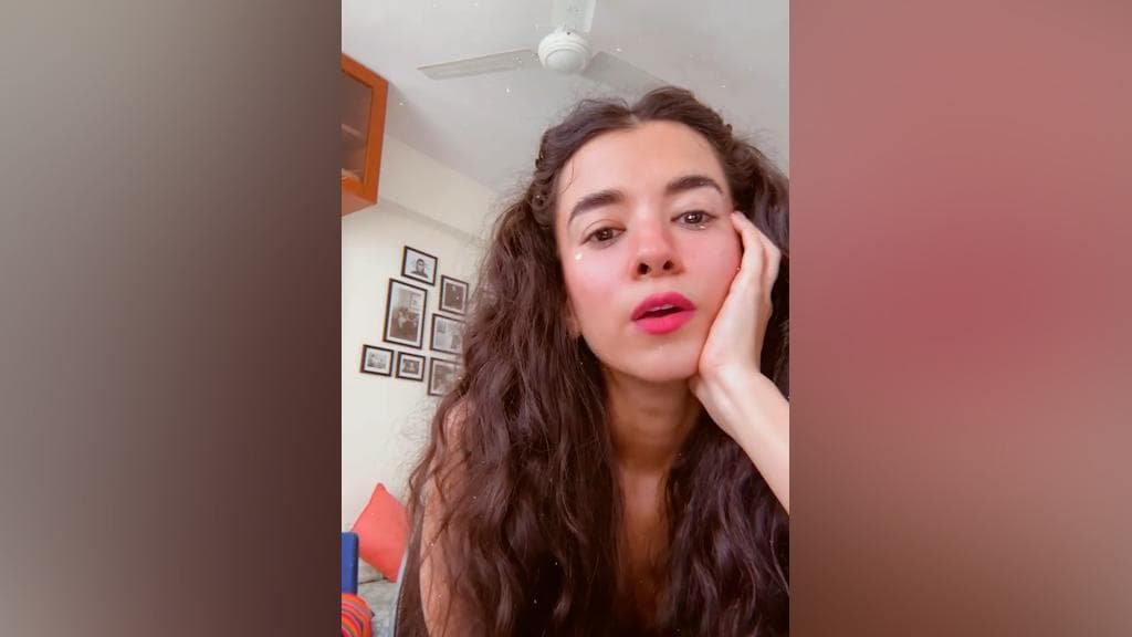 Saba Azad: 'মহারাজা তোমাকে সেলাম' গাইছেন হৃতিক রোশনের প্রেমিকা, এত ভাল বাংলা বলছেন কীভাবে?