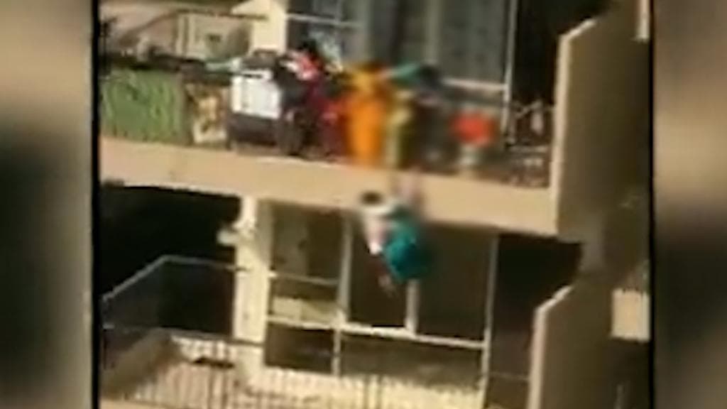 Viral video: দেখুন কীভাবে শাড়িতে বেঁধে দশম তলা থেকে নবম তলাতে সন্তানকে নামিয়ে দিচ্ছে মা