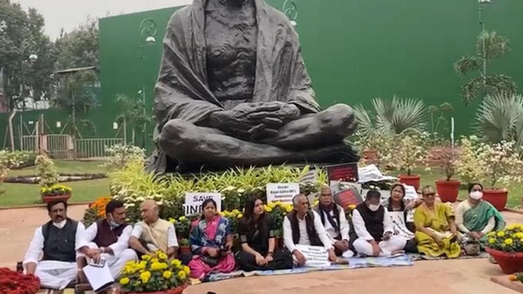 TMC: বিরোধী সাংসদদের সাসপেনশন নিয়ে উত্তাল সাংসদ, ধর্ণায় বসল তৃণমূল