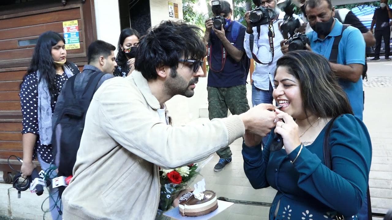 Kartik Aaryan की फैन ने सीने पर बनवाया उनके लिए टैटू, एक्टर को मिला शानदार बर्थडे गिफ्ट