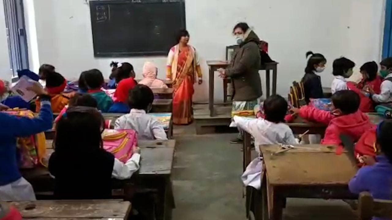 Schools reopens: স্কুলে আবার কচিকাঁচাদের ভিড়, কোভিড বিধি মেনেই শুরু ক্লাস