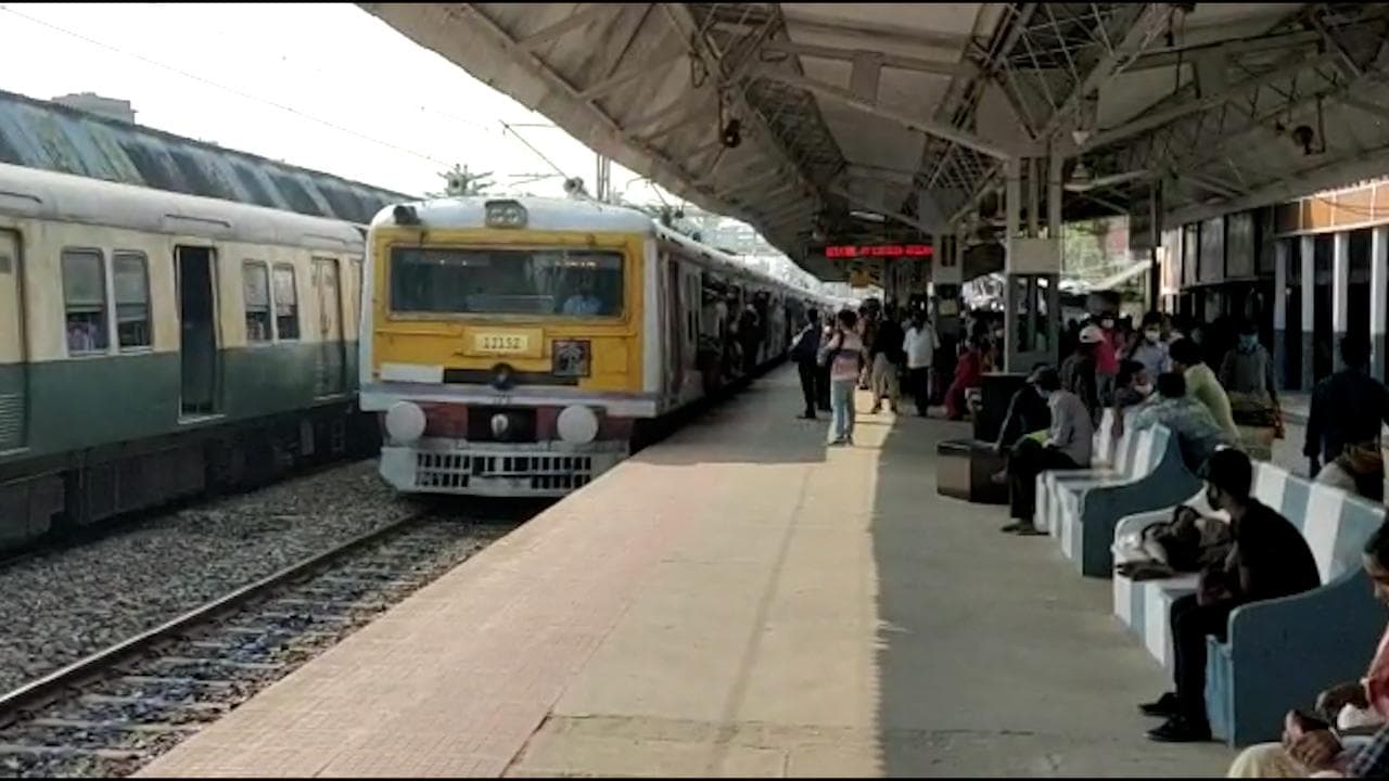 Local train update: দীর্ঘ পাঁচ মাস পর রাজ্যে চালু লোকাল ট্রেন, স্বস্তিতে নিত্যযাত্রী থেকে ব্যবসায়ীরা