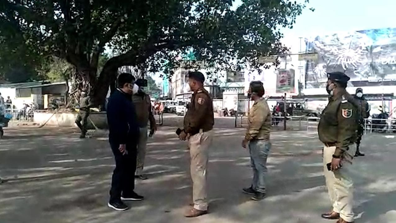 Purulia : করোনার তৃতীয় ঢেউ রুখতে সতর্ক পুরুলিয়া জেলা প্রশাসন, রবিবার সকালে মাস্ক নিয়ে চলল অভিযান