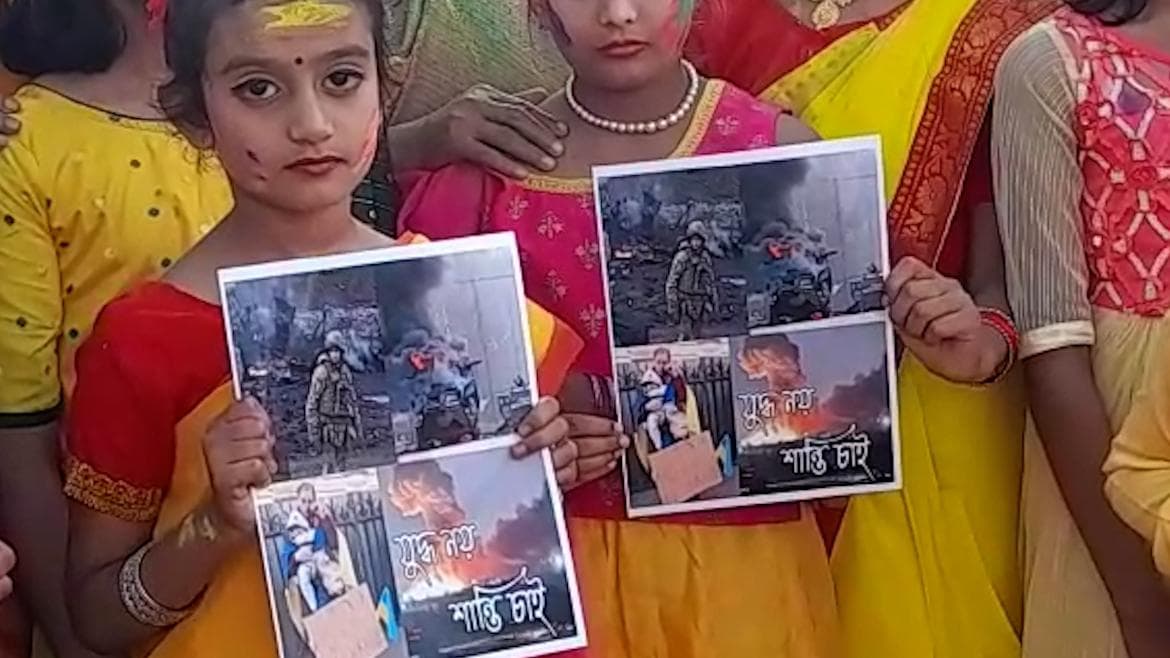 Holi 2022: বসন্ত উৎসবের দিনে 'যুদ্ধ নয়, শান্তি চাই'-এর অভিনব বার্তা আসানসোলে