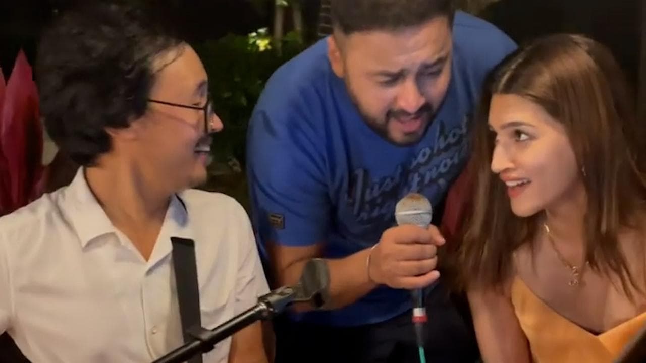 Kriti Sanon impresses fans as she sings 'Tum Se Hi' from 'Jab We Met'