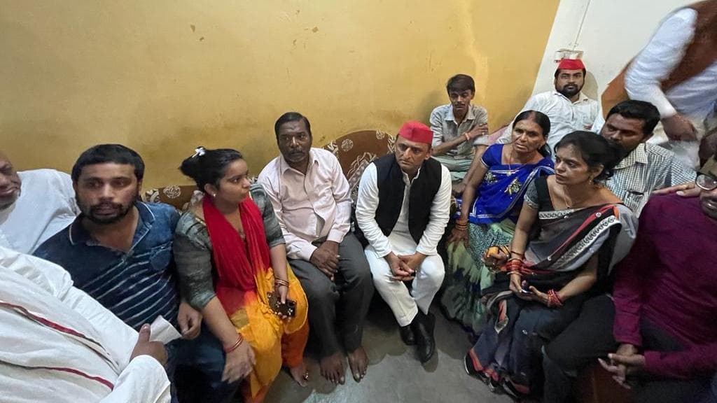 मनीष गुप्ता के घर पहुंचे Akhilesh Yadav, भीड़ बढ़ने पर पुलिस ने बाहर से बंद किया घर