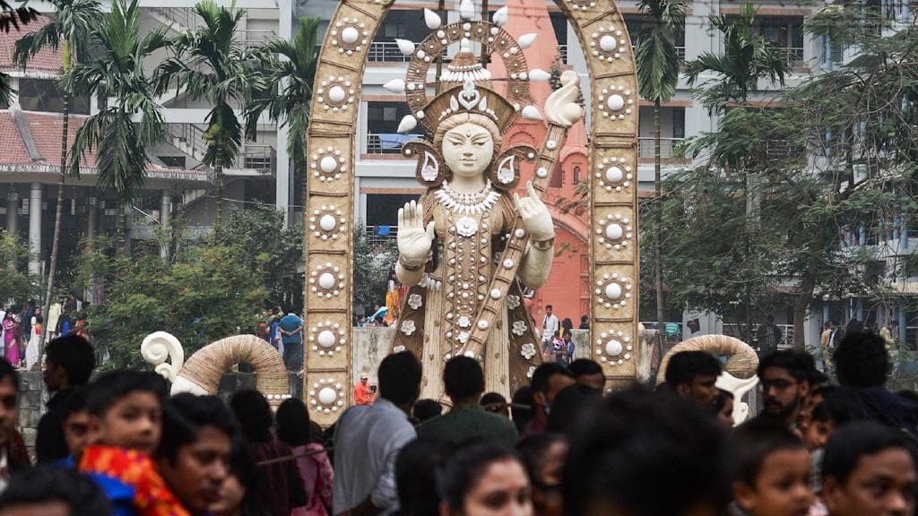 Saraswati Puja: কেন তাঁর নাম 'শতরূপা', কেনই বা তিনি 'বাগদেবী', জানুন সরস্বতীকে নিয়ে ১০'টি আকর্ষণীয় তথ্য