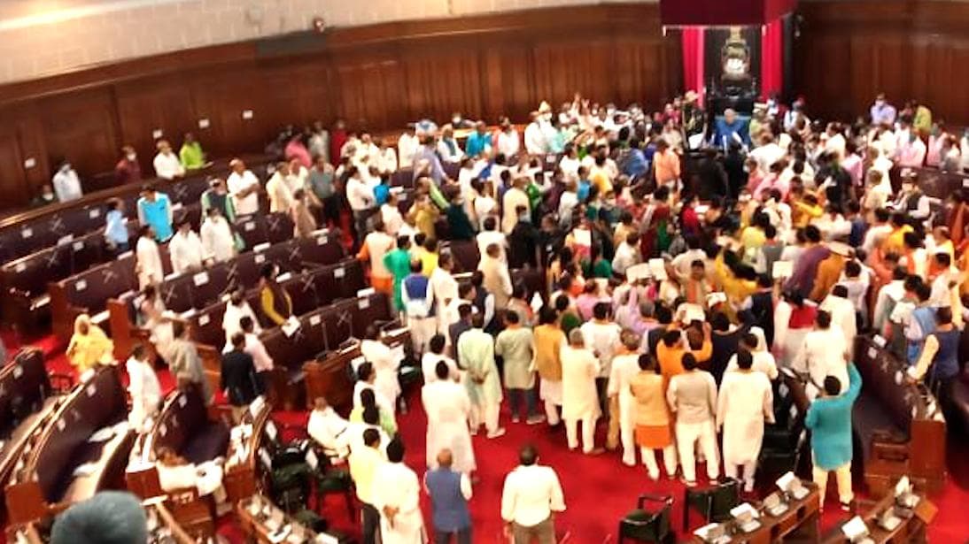 West Bengal Assembly: বিধানসভায় বেনজির বিক্ষোভ বিজেপির, একলাইন পড়ে বিধানসভা ছাড়লেন ধনখড়