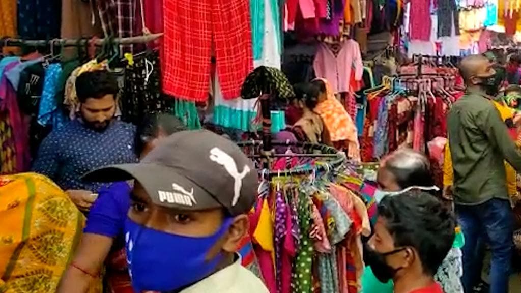 Gangasagar: গঙ্গাসাগর মেলা মিটতেই শিকেয় কোভিডবিধি, মাস্ক ছাড়াই দিব্যি কেনাকাটা চলছে ভাঙা মেলায়