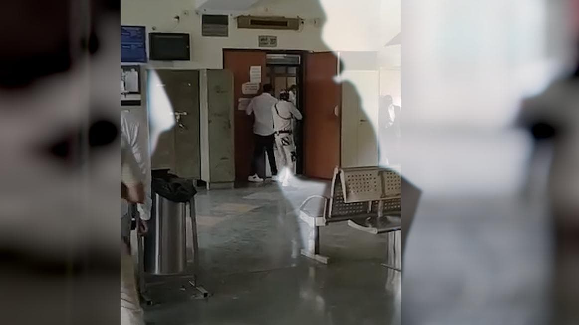 Delhi Court Shootout: तिहाड़ जेल के अंदर से गैंगस्टर ने हत्याकांड को Live मॉनिटर किया 