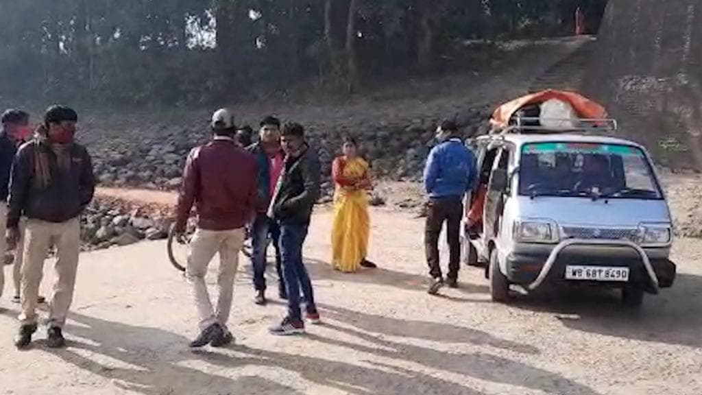 Covid Restrictions: লাফিয়ে বাড়ছে করোনা, পিকনিক বন্ধ করল পুলিশ, মাথায় হাত ছোট ব্যবসায়ীদের