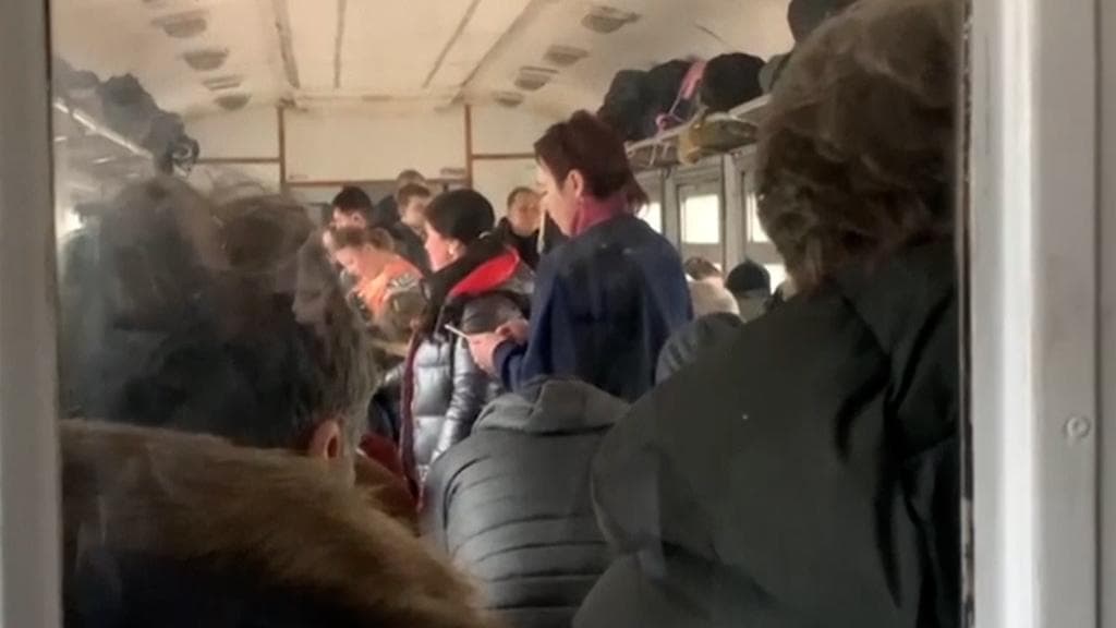 Ukraine Crisis : রক্তাক্ত খারকিভ থেকে শিশুদের নিয়ে ট্রেন পৌঁছল পোল্যান্ডে