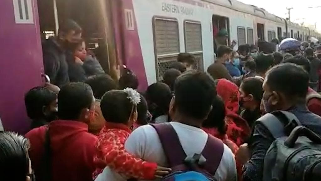 Public Reaction: লোকাল ট্রেনে ‘উধাও’ কোভিডবিধি, লাগাতার বাড়তে থাকা করোনা আবহেও নির্বিকার সাধারণ মানুষ