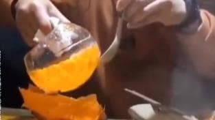 Viral Kitchen Hack: ज्यादा तेल होने से बिगड़ गया है सब्जी का स्वाद तो बेहद काम आएगा ये वायरल नुस्खा