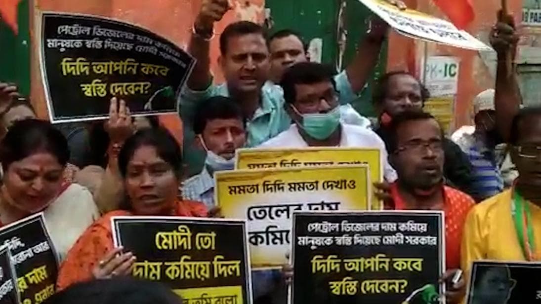 BJP Strike: জ্বালানি তেলের ভ্যাট কমানো নিয়ে প্রতিবাদ, সদর দফতরের সামনেই বিক্ষোভে বিজেপি নেতৃত্ব
