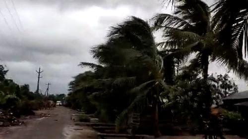 Cyclone Gulab Update: অন্ধ্র, ওড়িশা উপকূলে চলছে 'গুলাবি' তাণ্ডব, নৌকা উল্টে মৃত ২ 