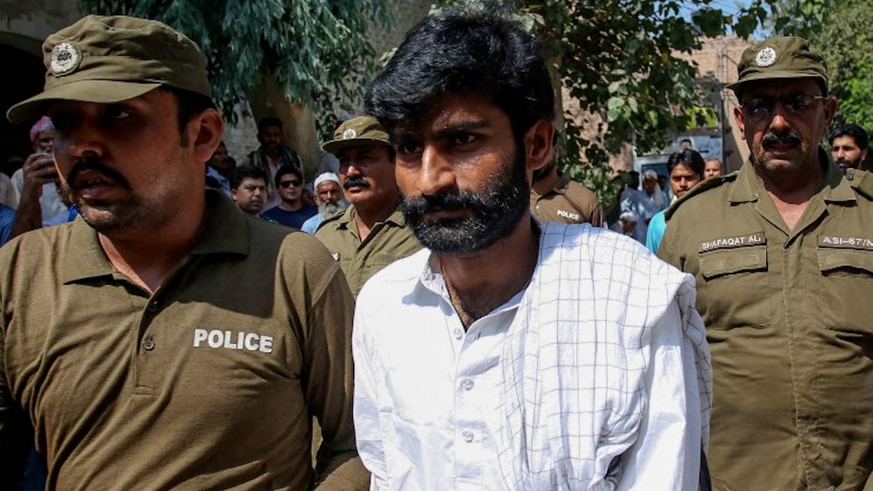 Qandeel Baloch: বোনকে অনার কিলিং! মাত্র ৬ বছরেই ছাড়া পেল পাক সোশ্যাল মিডিয়া তারকার দাদা