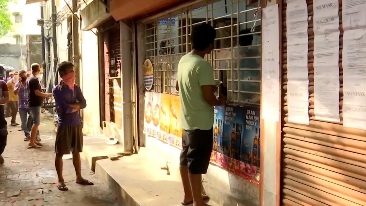 Liquor sells in West Bengal : বড়দিন ও নতুন বছরের মরসুমে রাজ্যে দৈনিক মদ বিক্রি ৭০-৭৫ কোটি !