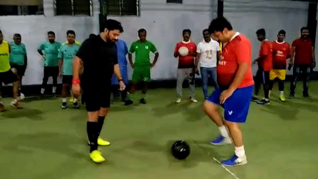 Babul Supriyo: বালিগঞ্জের প্রচারে বল পায়ে বাবুল, উড়িয়ে দিতে চান বিজেপিকে