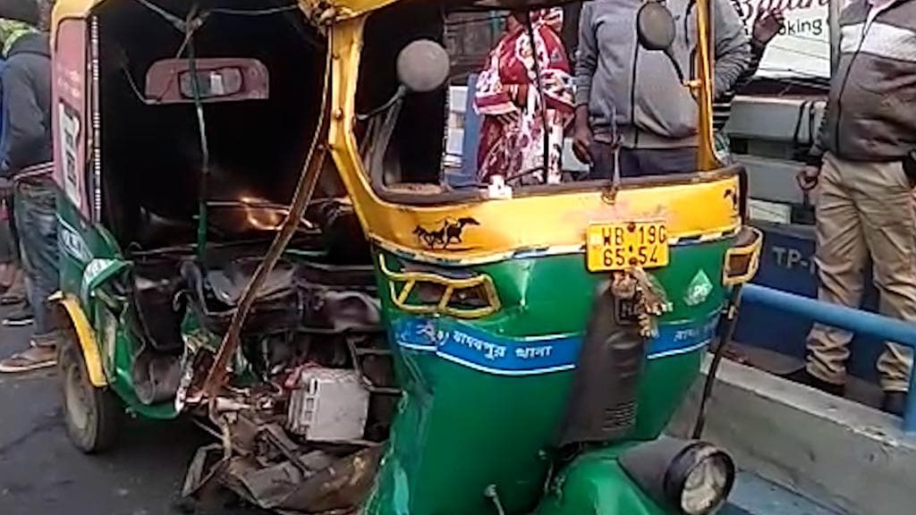 Kolkata News: গাড়ির ধাক্কায় থেঁতলে গেল অটো! যাদবপুরে দুর্ঘটনা, আশঙ্কাজনক যাত্রীরা