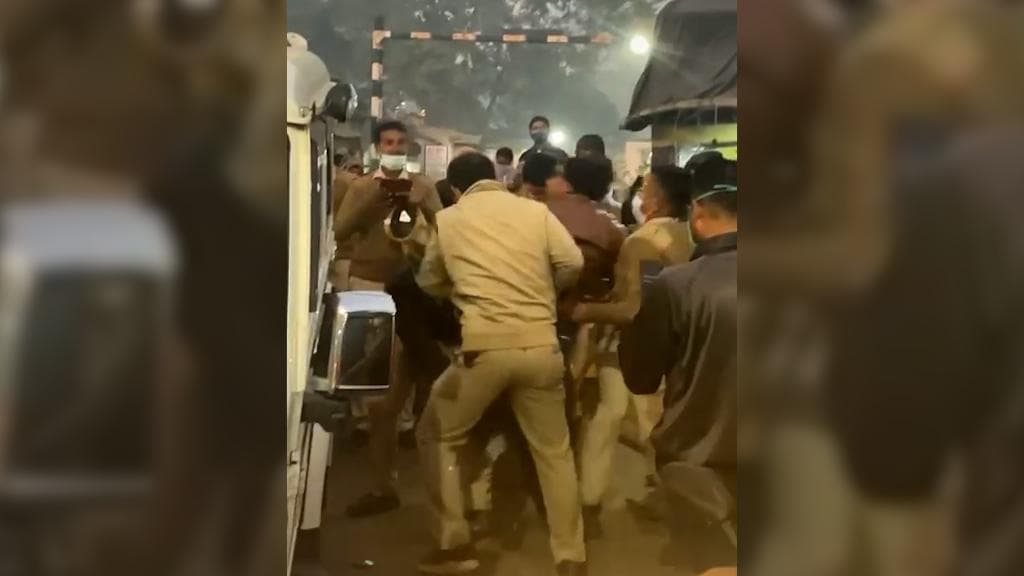 Jamuria: মুখে মাস্ক পরতে বলায় পুলিশের কলার ধরে ধস্তাধস্তি