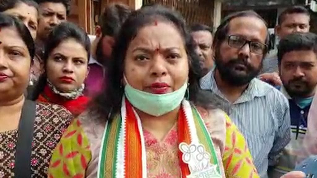 Ratna Chatterjee : রত্নার ফ্লেক্স, পতাকা ছিঁড়ে দেওয়ার অভিযোগ সিপিএমের বিরুদ্ধে