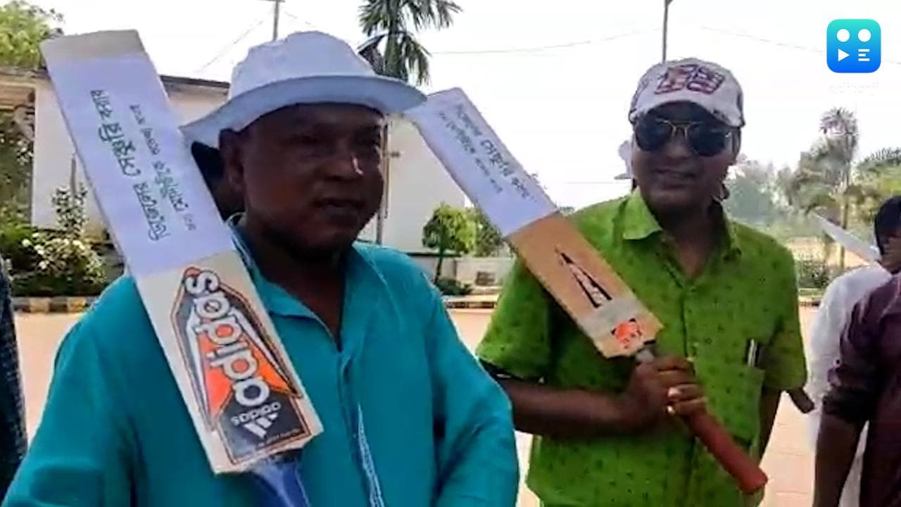 Fuel price protest: ডিজেলের সেঞ্চুরি পাড়, পেট্রোল পাম্পে ব্যাট বল গোলাপ নিয়ে অভিনব প্রতিবাদ 