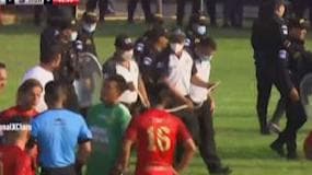 Watch! Snake on a p̶l̶a̶n̶e̶ pitch! Scary invader stops a football game 