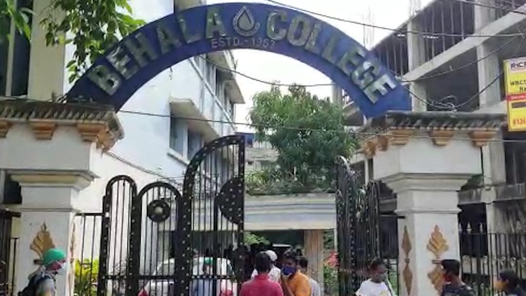 Kolkata News: ফি্ নিয়ে পড়ুয়াদের বিক্ষোভ, ফের উত্তাল বেহালা কলেজ