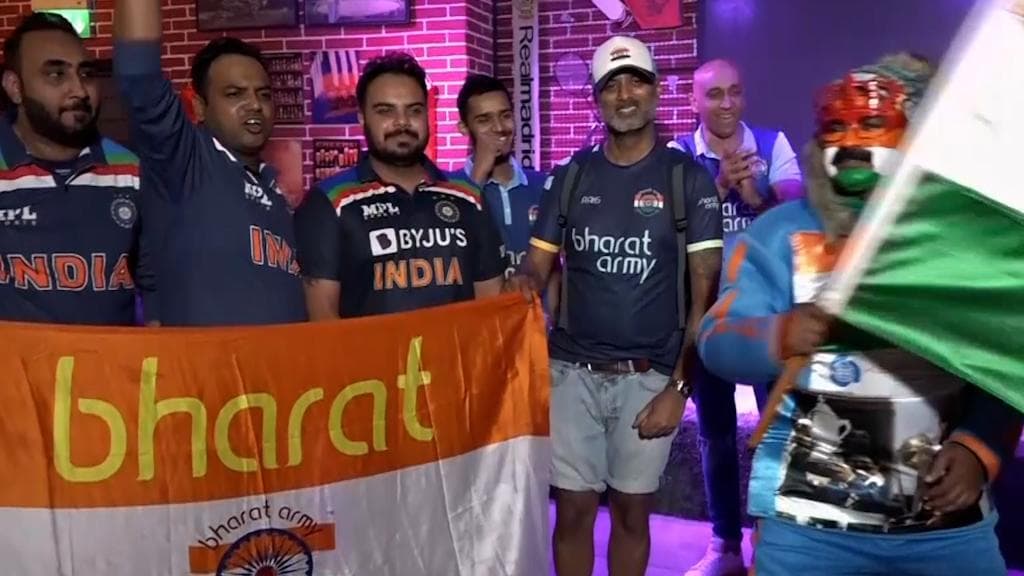 T20 World Cup India v Pakistan: দুবাইয়ের রাস্তায় সমর্থকদের ঢল! মহাযুদ্ধের উত্তেজনায় কাঁপছে শহর