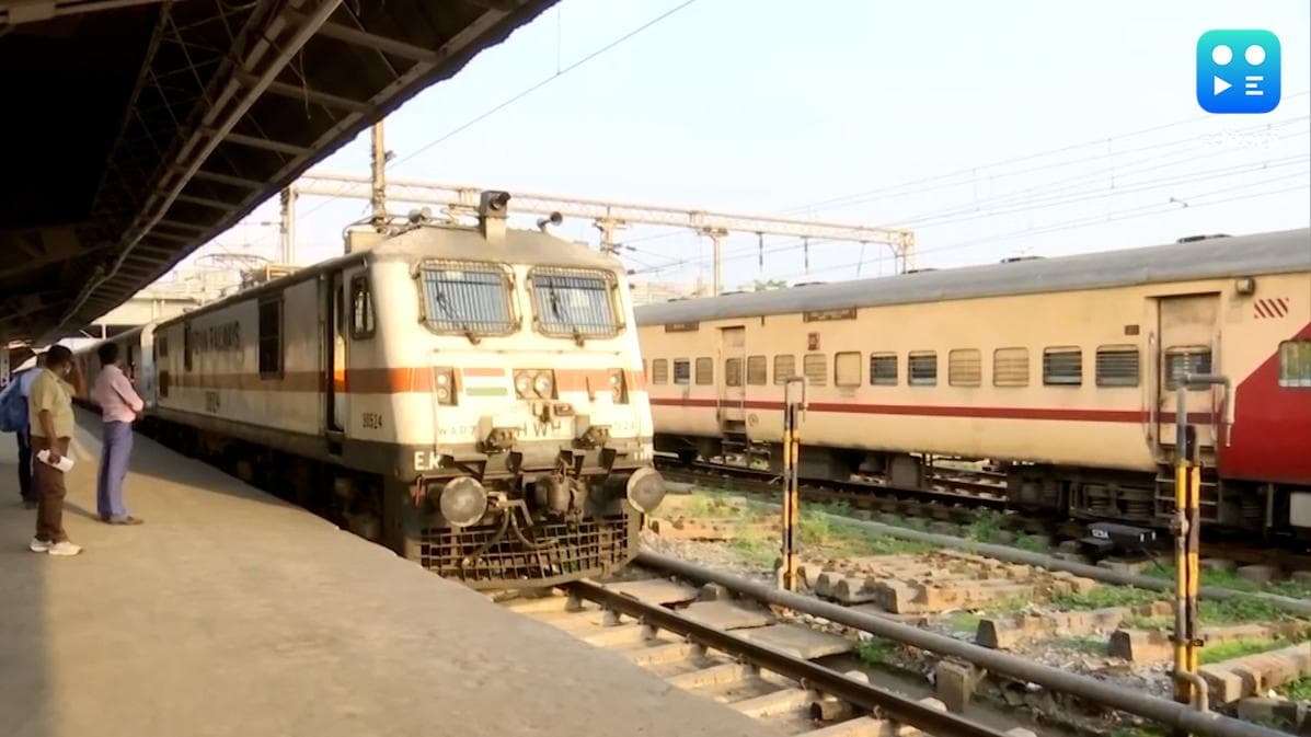 Indian Rail : জ্বালানির দাম বৃদ্ধির জের, বাড়তে পারে ডিজেল চালিত দূরপাল্লার ট্রেনের টিকিটের দাম