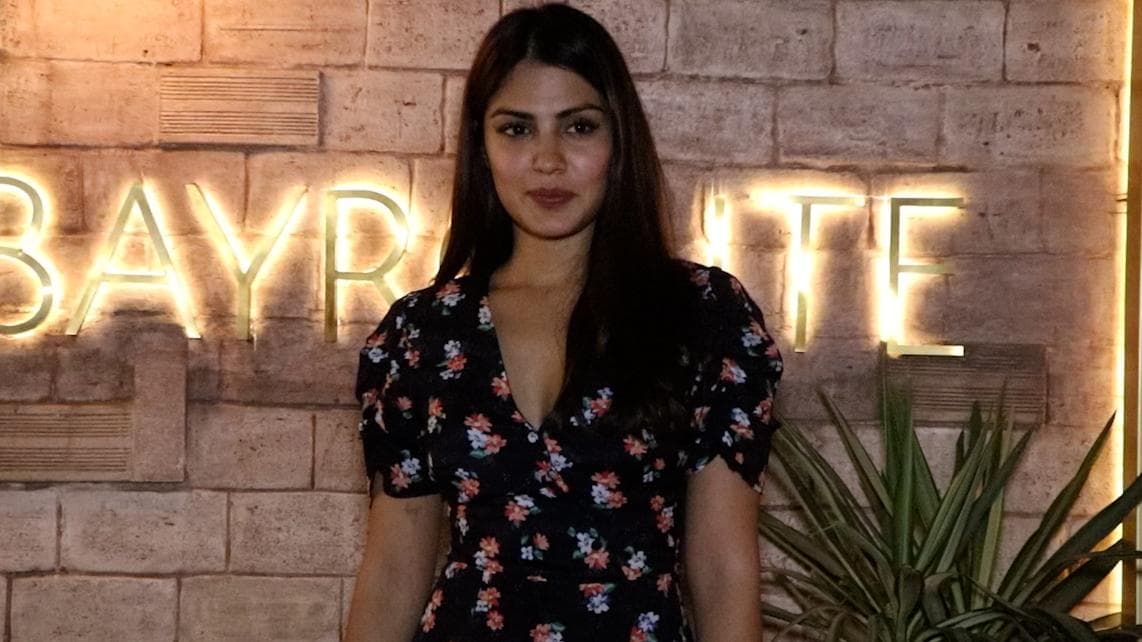 Rhea Chakraborty : রিয়ার ব্যাঙ্ক অ্যাকাউন্ট 'ডিফ্রিজ' করার নির্দেশ আদালতের, ফেরত দেওয়া হবে গ্যাজেটও