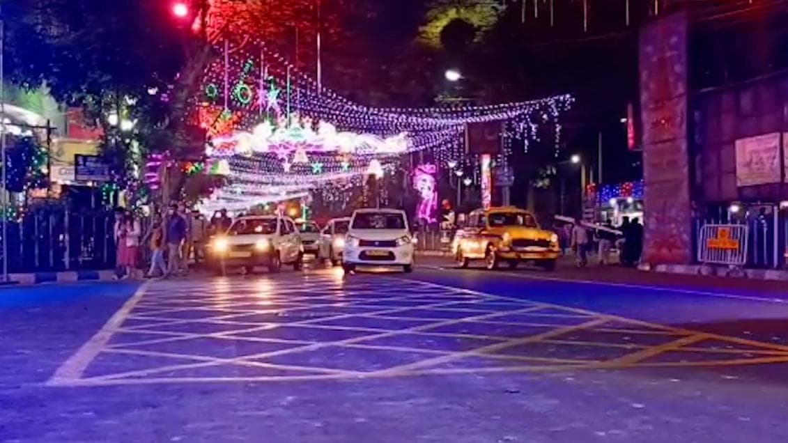 Christmas 2021: বড়দিনে সন্ধে নামতেই পার্ক স্ট্রিট যেন পুজোর অষ্টমী, যান সামলালো পুলিশ