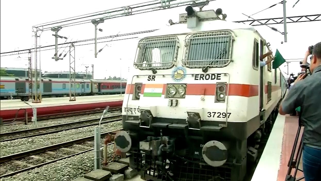 Indian Railways: দোলের আগেই সুখবর ভারতীয় রেলের, দূরপাল্লার ট্রেনে ফিরছে অসংরক্ষিত কামরা