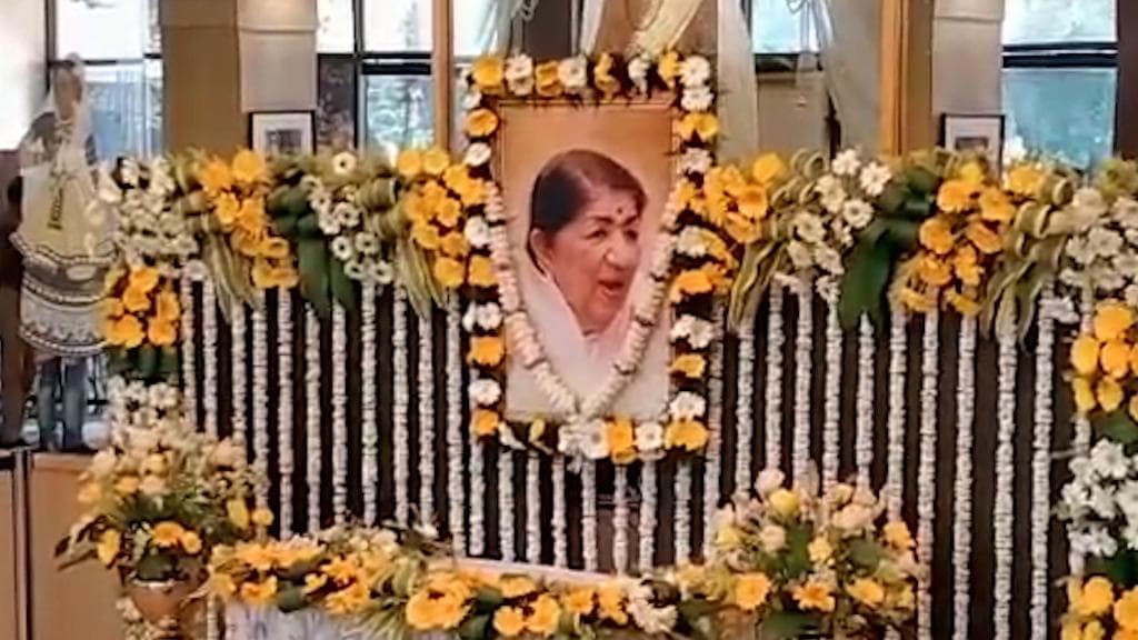 RIP Lata Mangeshkar: রবীন্দ্র সদনে লতা মঙ্গেশকরের প্রতিকৃতিতে শেষ শ্রদ্ধা জানানোর সময় বিকেল ৫টা পর্যন্ত